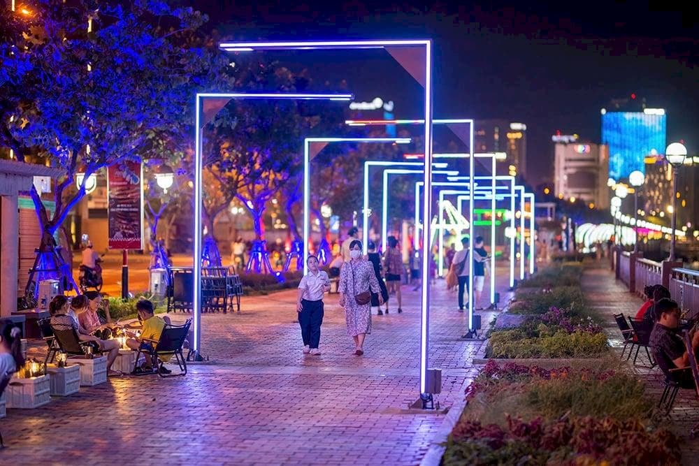 Du khách có thể đi bộ dọc sông Hàn để thong dong ngắm cảnh thành phố về đêm